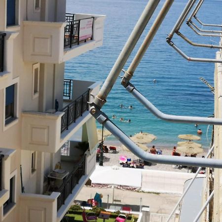 לוטראקי Comfortable Beachfront Apartment מראה חיצוני תמונה