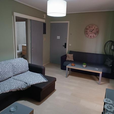 לוטראקי Comfortable Beachfront Apartment מראה חיצוני תמונה