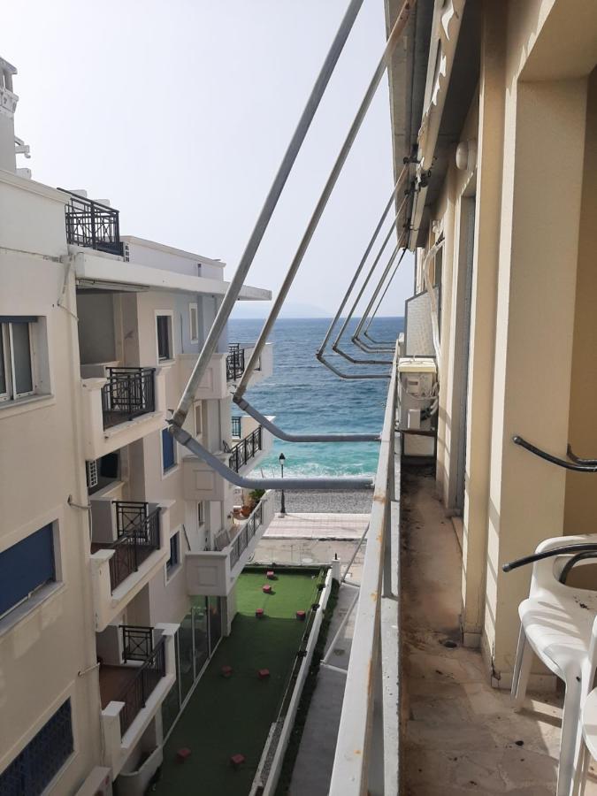לוטראקי Comfortable Beachfront Apartment מראה חיצוני תמונה
