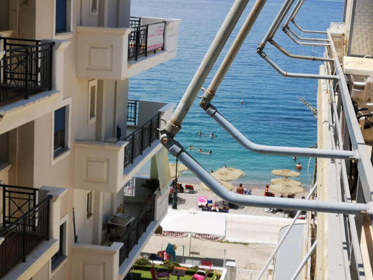 לוטראקי Comfortable Beachfront Apartment מראה חיצוני תמונה