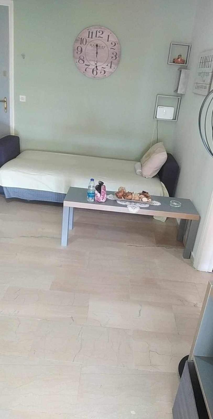 לוטראקי Comfortable Beachfront Apartment מראה חיצוני תמונה