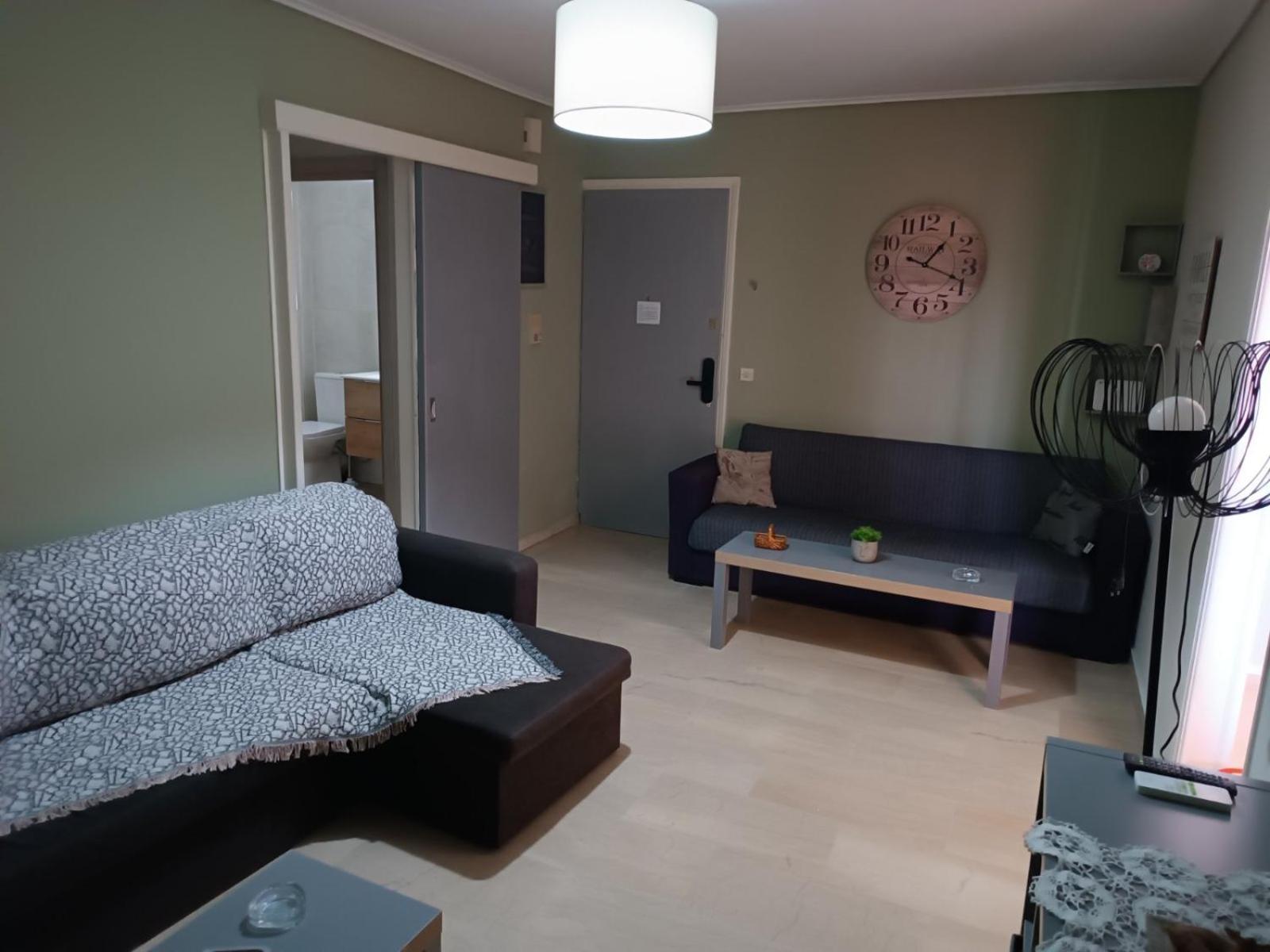 לוטראקי Comfortable Beachfront Apartment מראה חיצוני תמונה