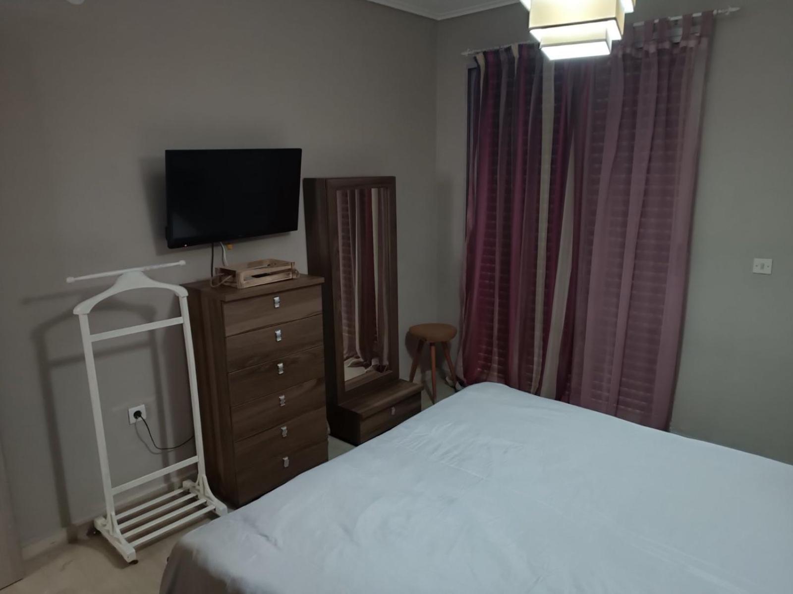 לוטראקי Comfortable Beachfront Apartment מראה חיצוני תמונה