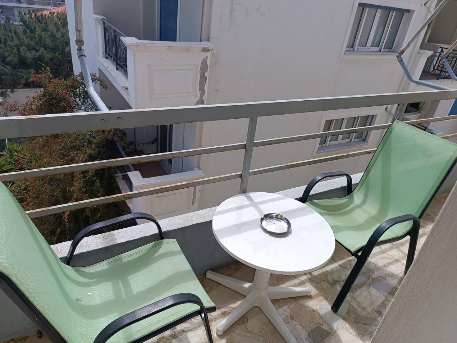 לוטראקי Comfortable Beachfront Apartment מראה חיצוני תמונה
