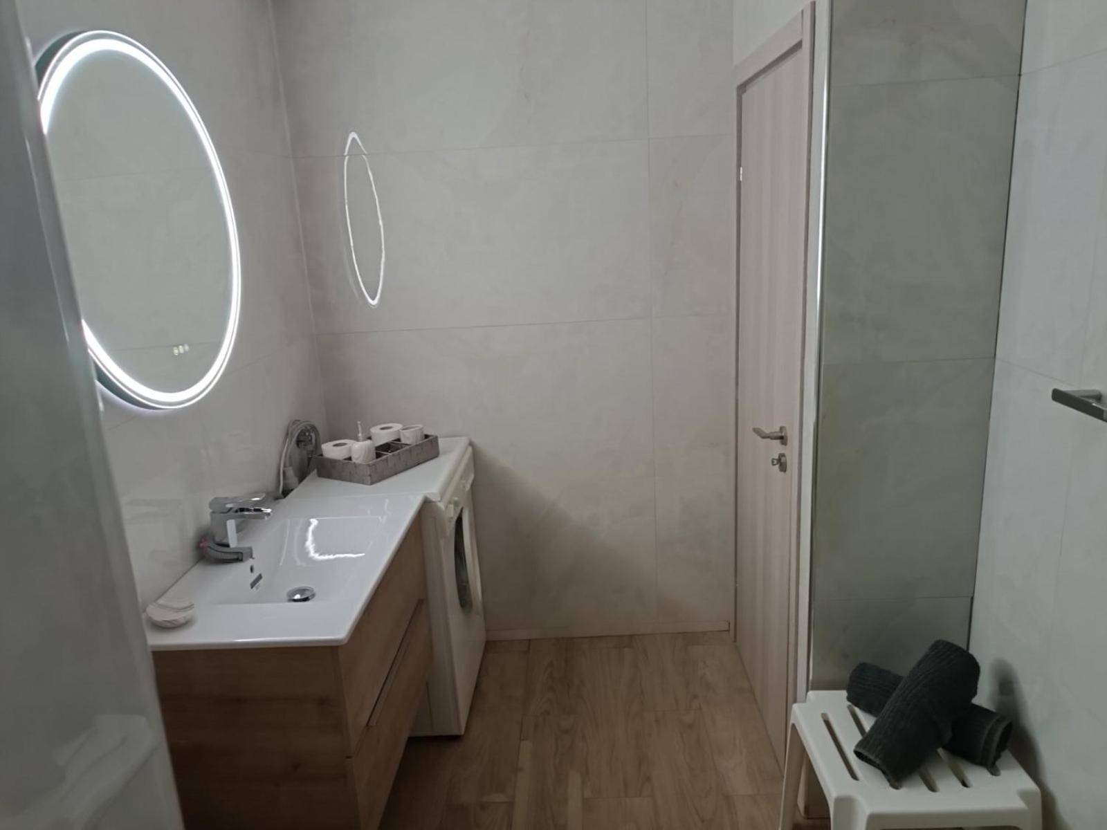 לוטראקי Comfortable Beachfront Apartment מראה חיצוני תמונה